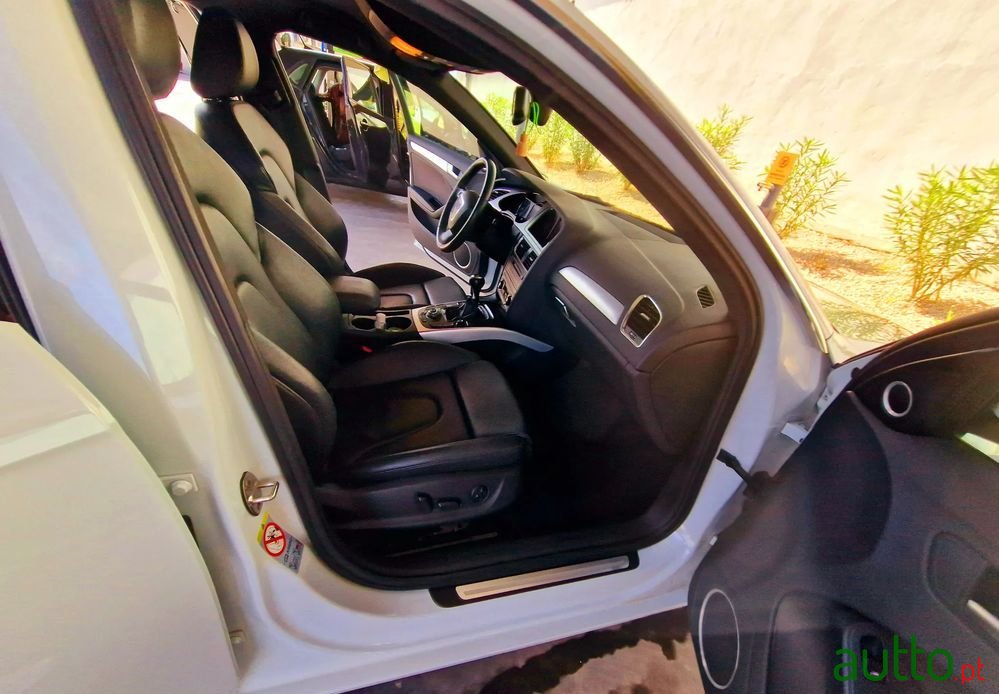 2011' Audi A4 Avant photo #6