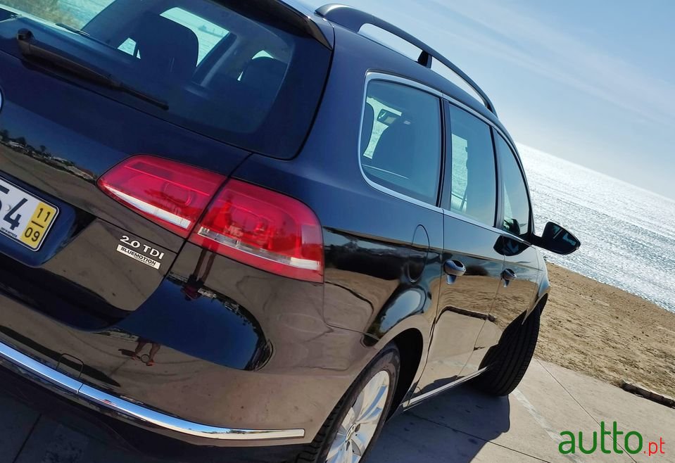 2011' Volkswagen Passat Variant photo #2