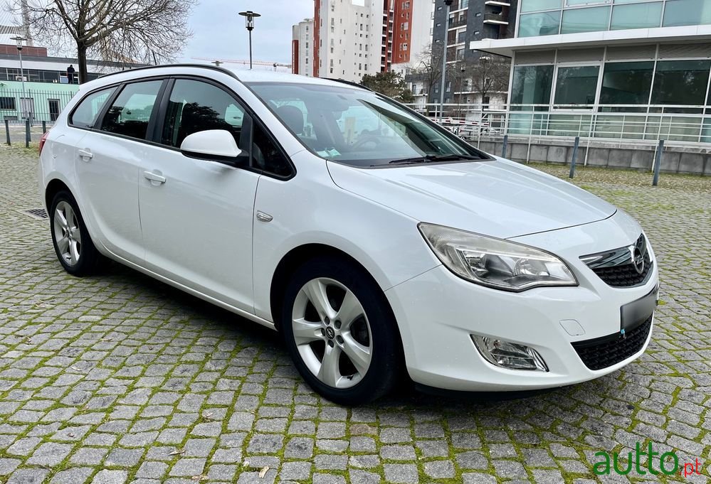 2011' Opel Astra Sports Tourer photo #3