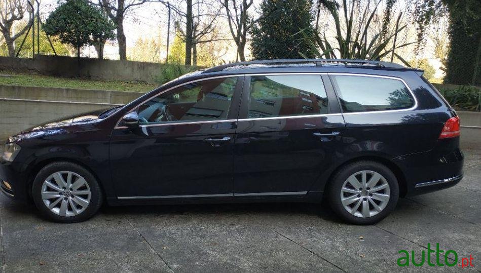 2011' Volkswagen Passat Variant photo #2