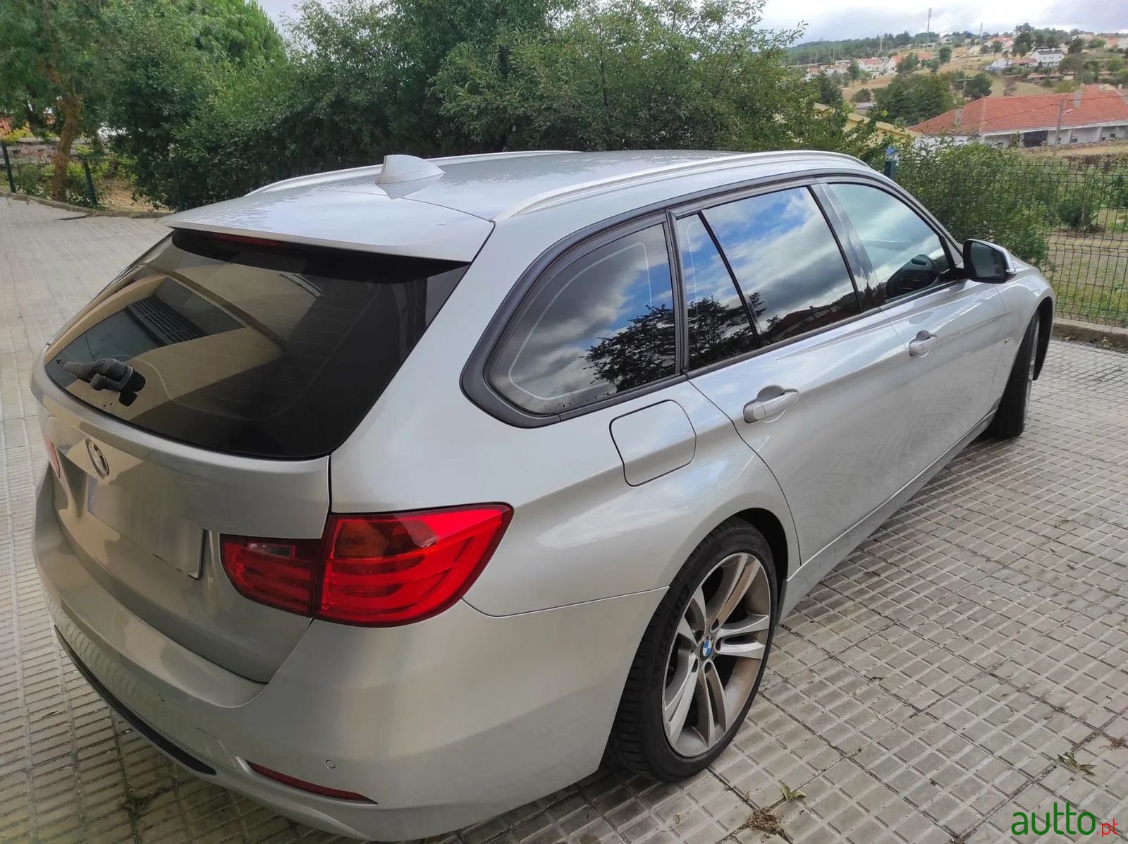 2013' BMW 318 photo #4