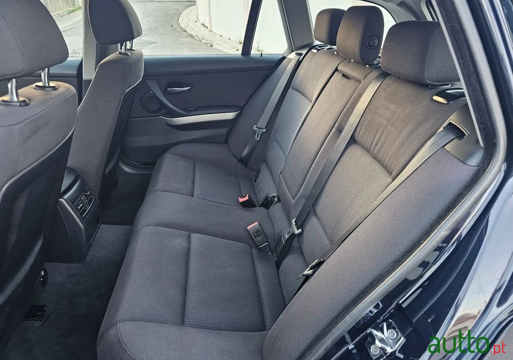 2010' BMW 320 D Touring Navigation photo #5