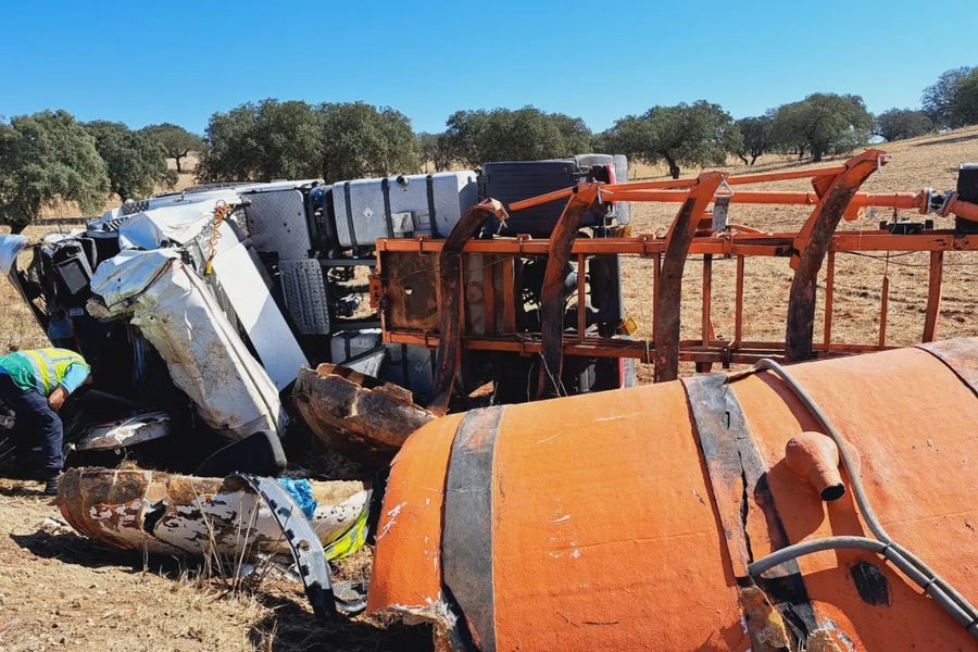 Condutor espanhol de 26 anos morre num despiste de camião em Serpa