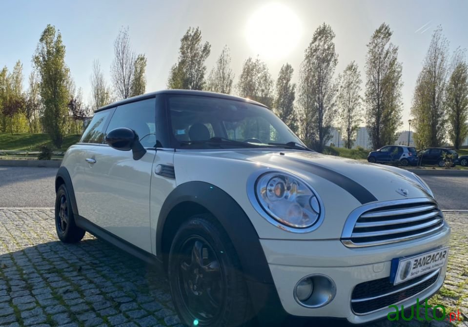 2010' MINI Cooper photo #2