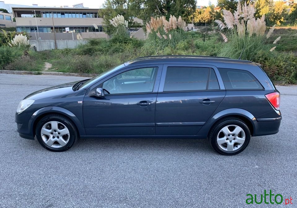 2008' Opel Astra Caravan photo #2
