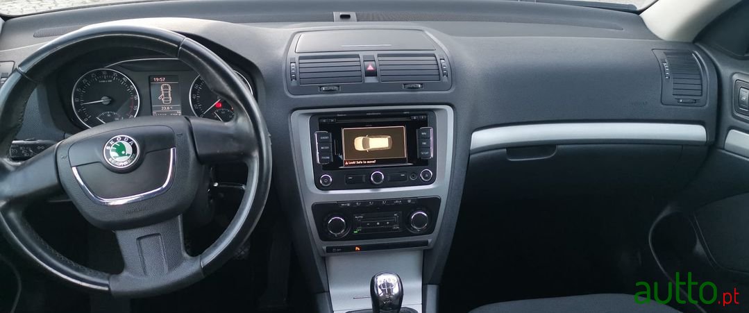 2010' Skoda Octavia Break photo #5