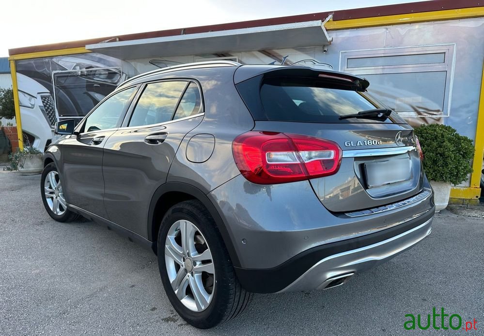 2017' Mercedes-Benz Classe Gla D Urban photo #2