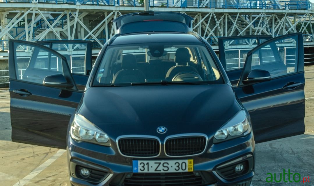 2016' BMW 216 Gran Tourer photo #3