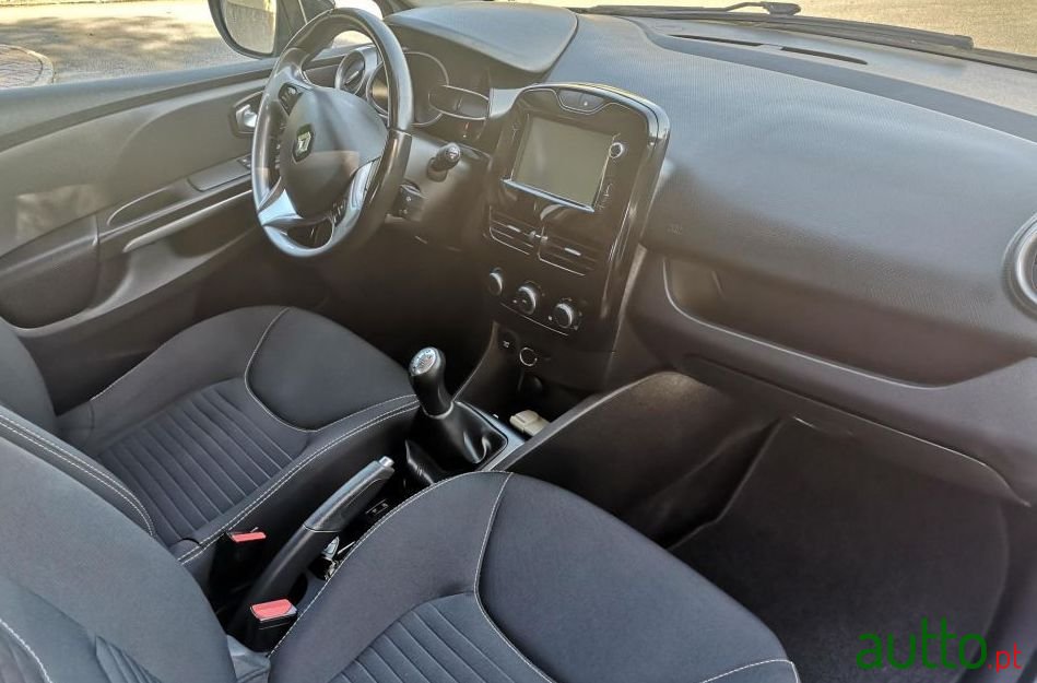 2016' Renault Clio Sport Tourer photo #3