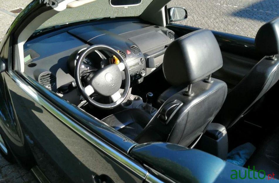 2003' Volkswagen New Beetle 1.6 photo #6