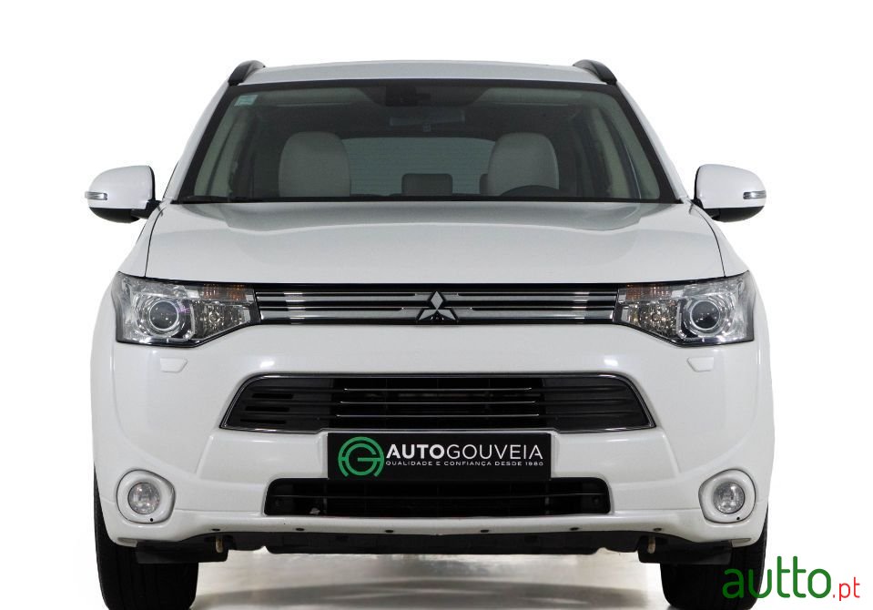 2015' Mitsubishi Outlander photo #2