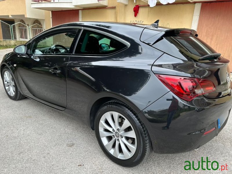 2012' Opel Astra Gtc photo #3