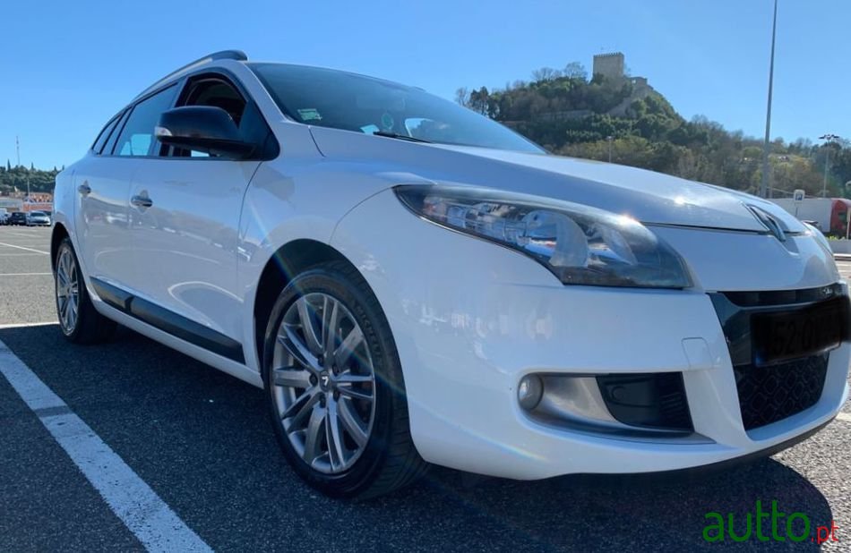 2011' Renault Megane Break photo #1