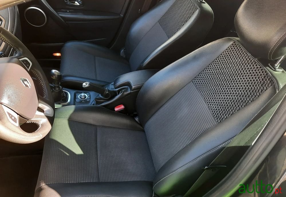 2012' Renault Megane Sport Tourer photo #5