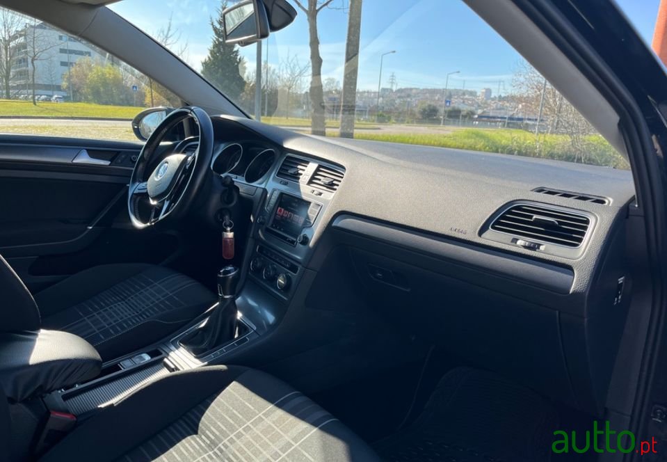 2016' Volkswagen Golf Variant photo #2