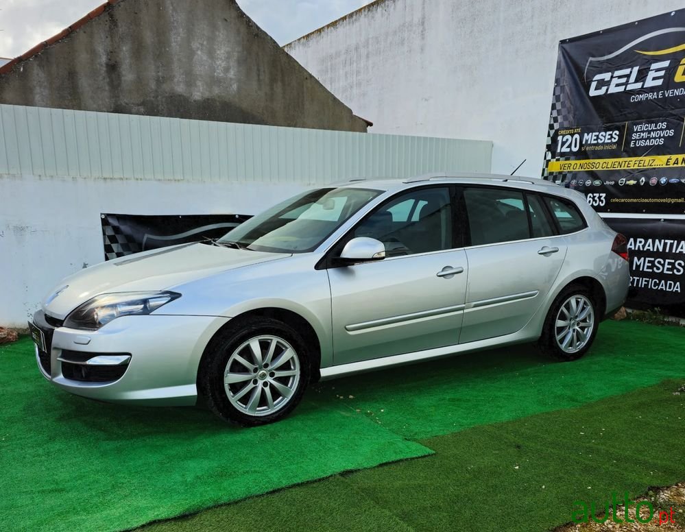 2011' Renault Laguna Break photo #1