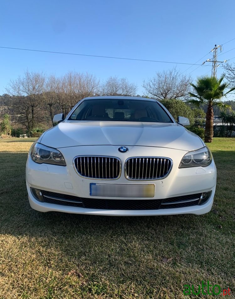 2011' BMW 520 D Touring photo #1