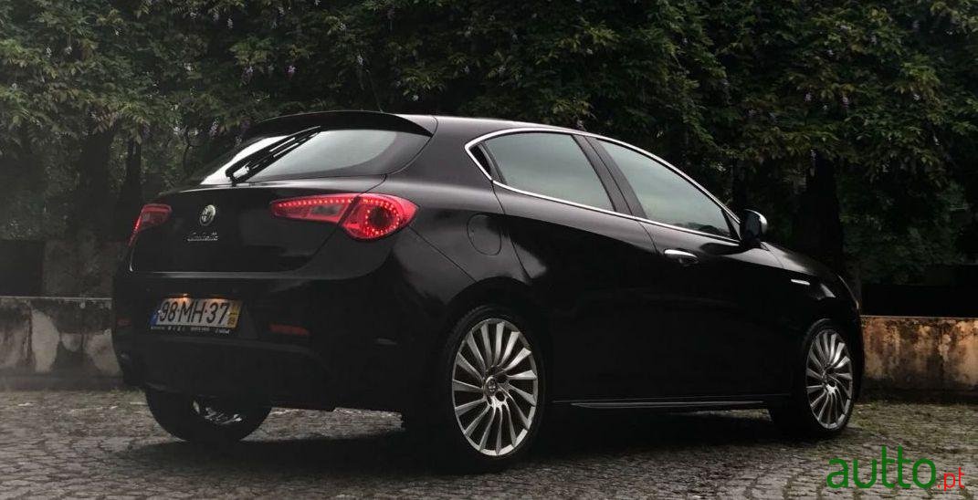 2011' Alfa Romeo Giulietta photo #1