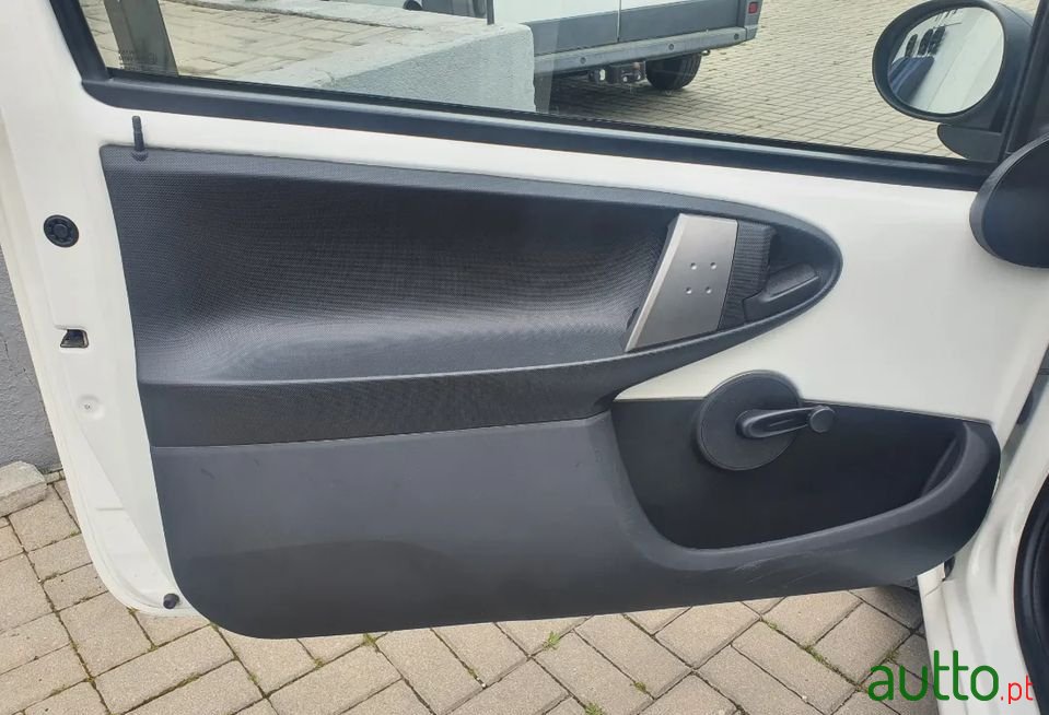 2013' Peugeot 107 photo #2