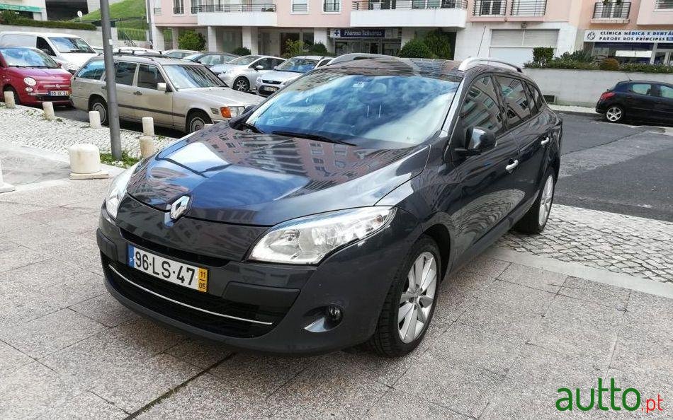 2011' Renault Megane Sport Tourer photo #3