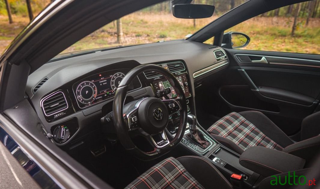 2017' Volkswagen Golf photo #3