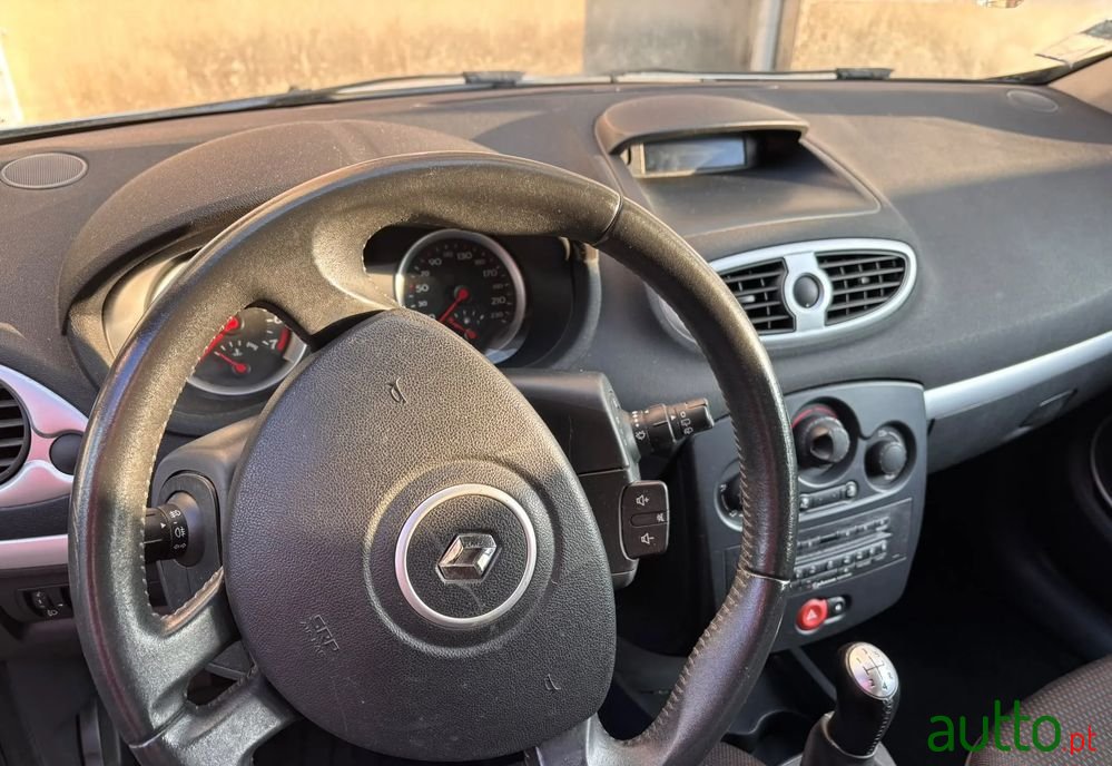 2006' Renault Clio photo #1
