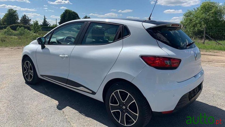 2015' Renault Clio photo #2