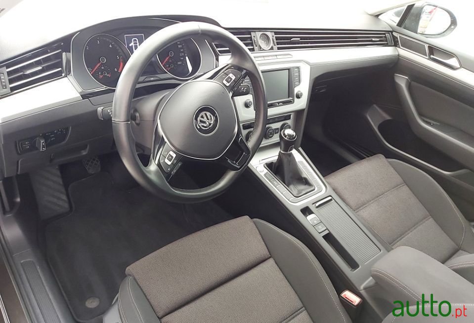 2017' Volkswagen Passat photo #6