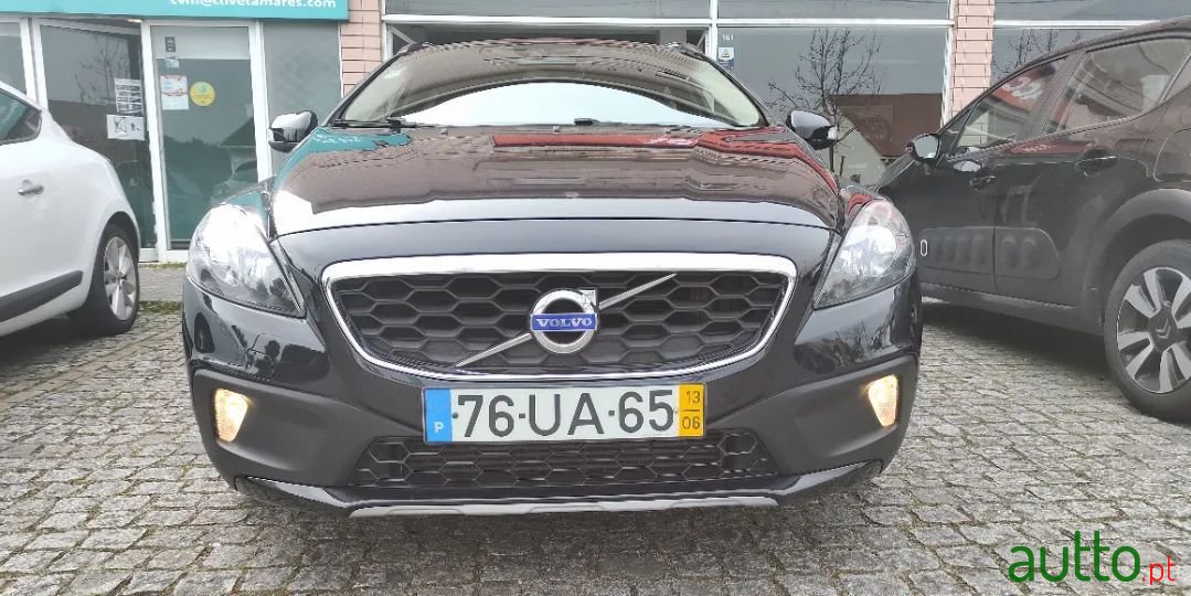 2013' Volvo V40 Cross Country photo #3