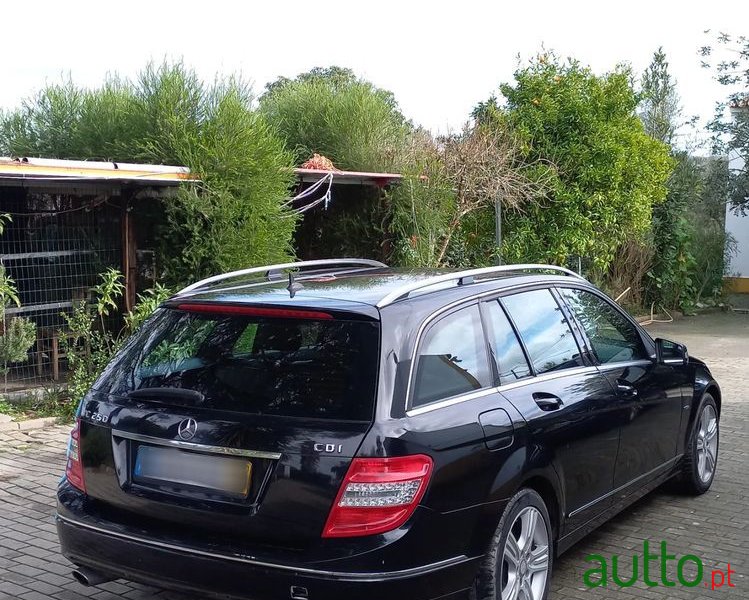 2010' Mercedes-Benz Classe C photo #3