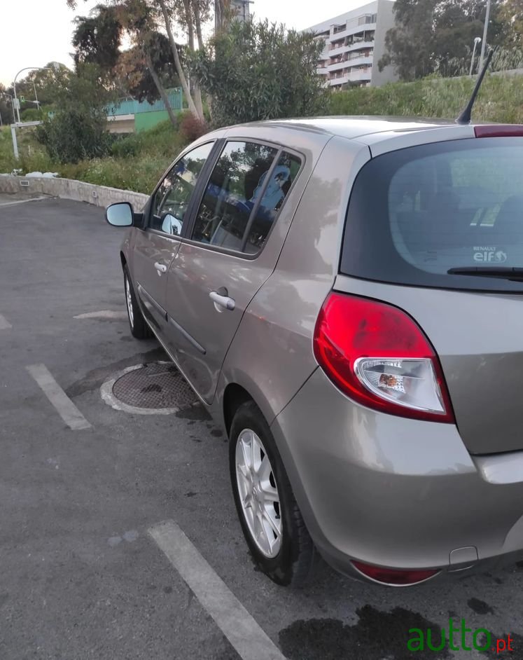 2010' Renault Clio photo #3