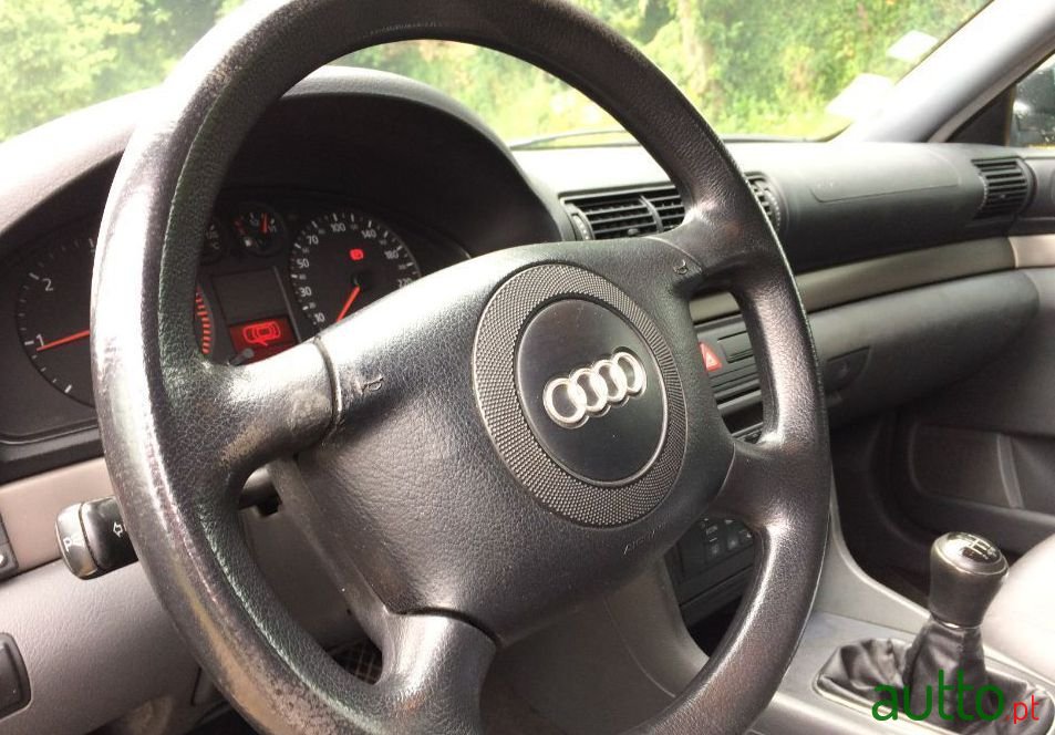 2001' Audi A4 Avant photo #2