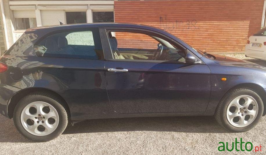 2001' Alfa Romeo 147 1.6 Twin Spark photo #2