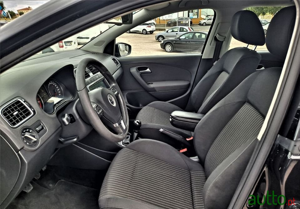 2010' Volkswagen Polo photo #4