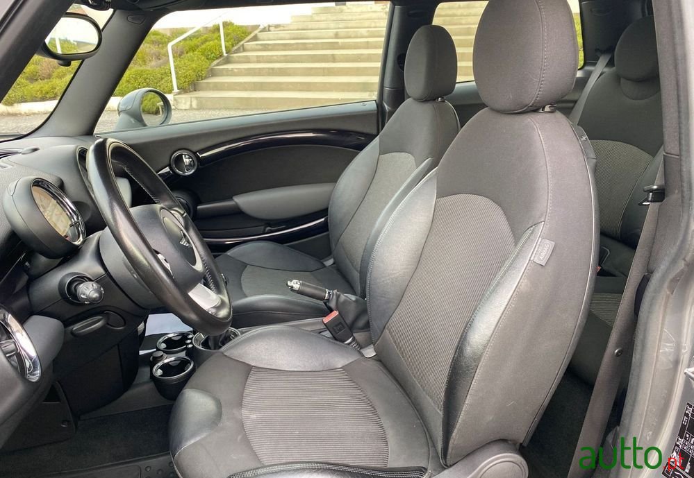 2010' MINI Cooper S photo #6