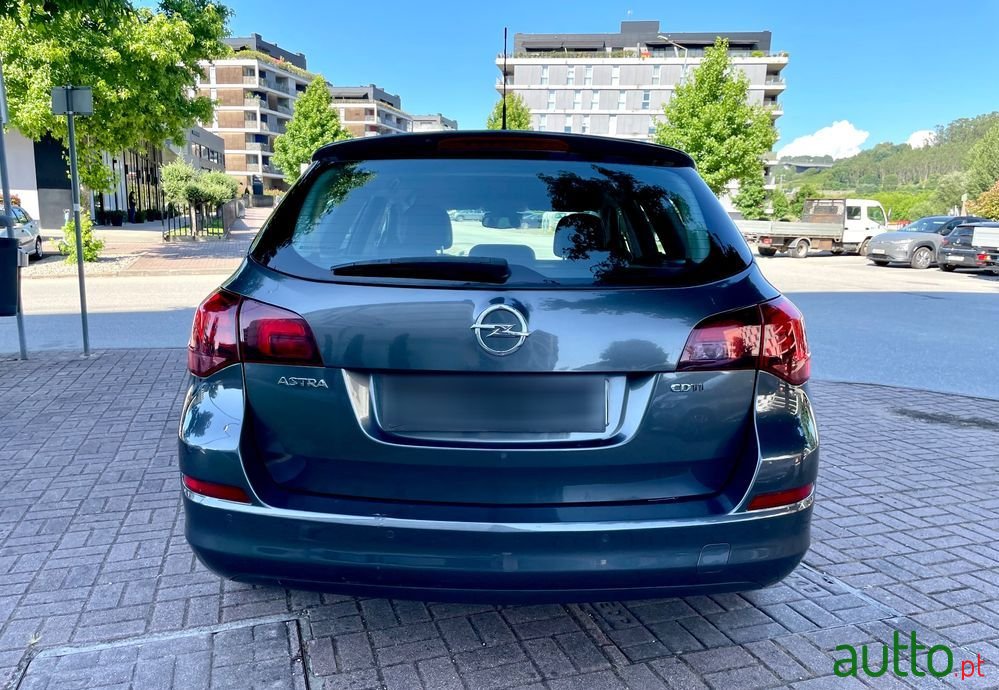 2011' Opel Astra Sports Tourer photo #5