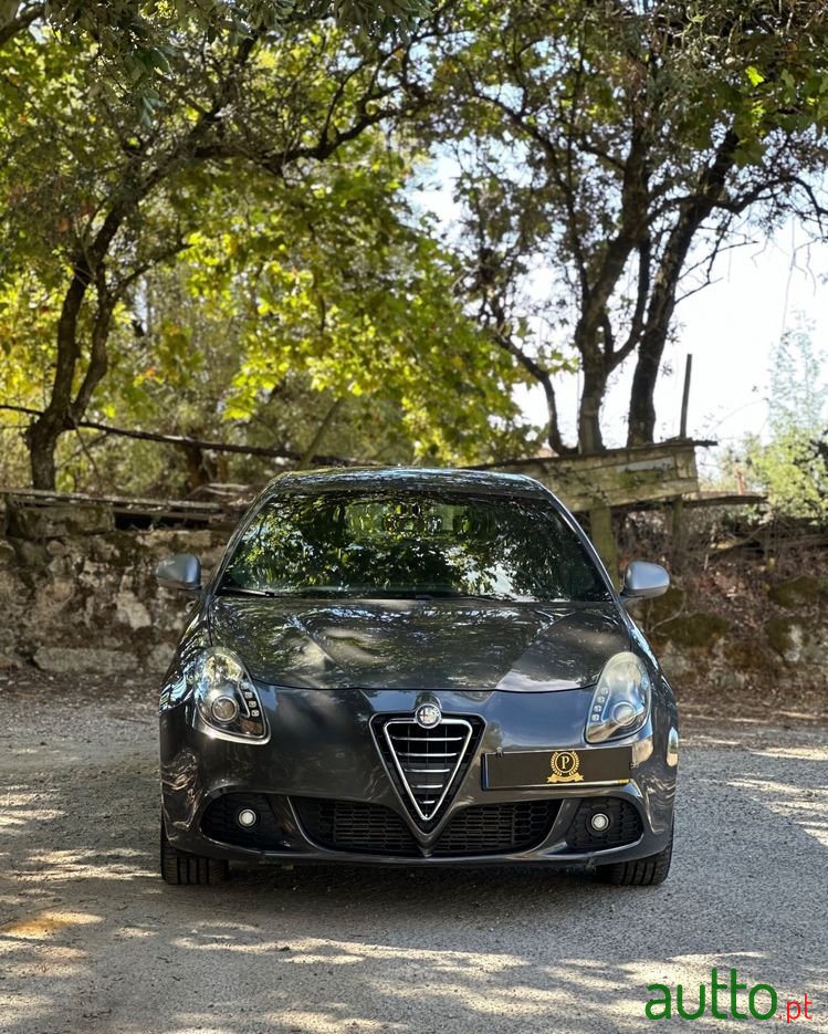 2013' Alfa Romeo Giulietta photo #4