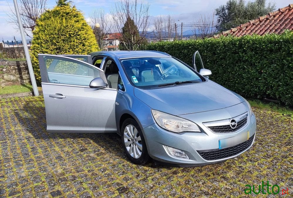 2011' Opel Astra Sports Tourer photo #1