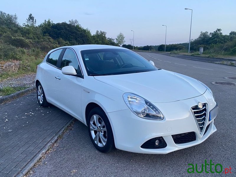 2012' Alfa Romeo Giulietta photo #3