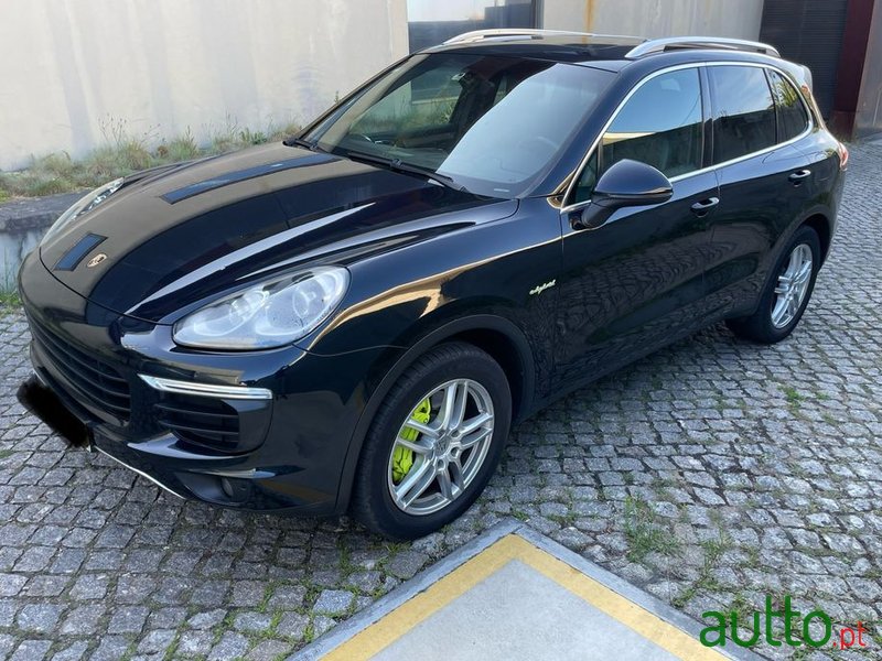 2015' Porsche Cayenne S Hybrid photo #1