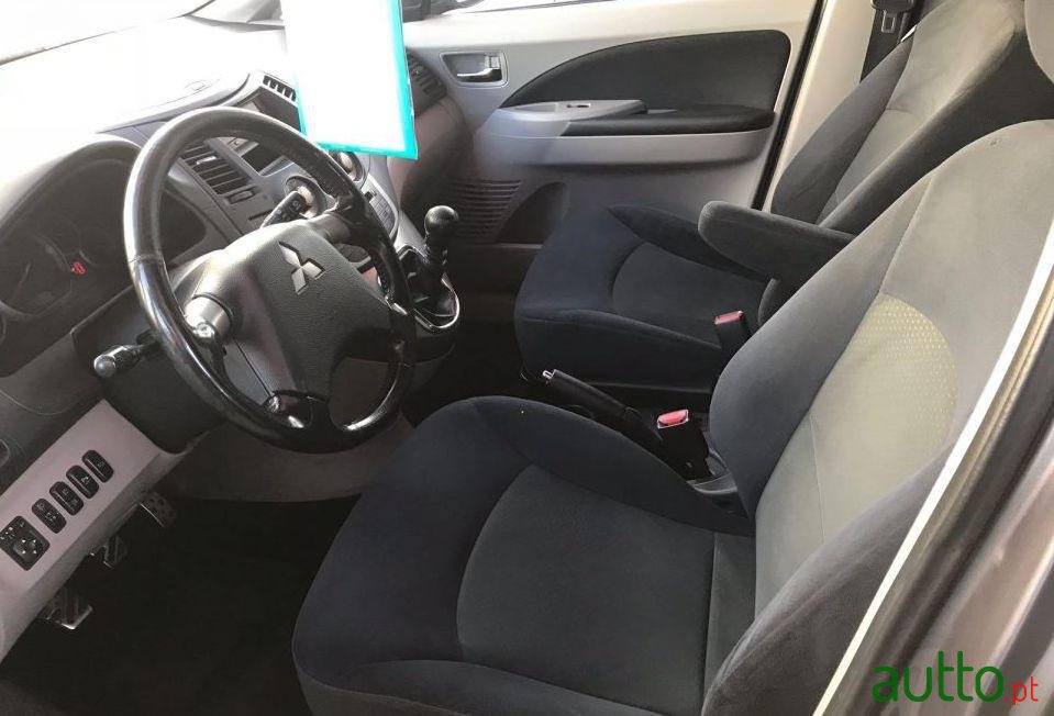 2008' Mitsubishi Grandis photo #2