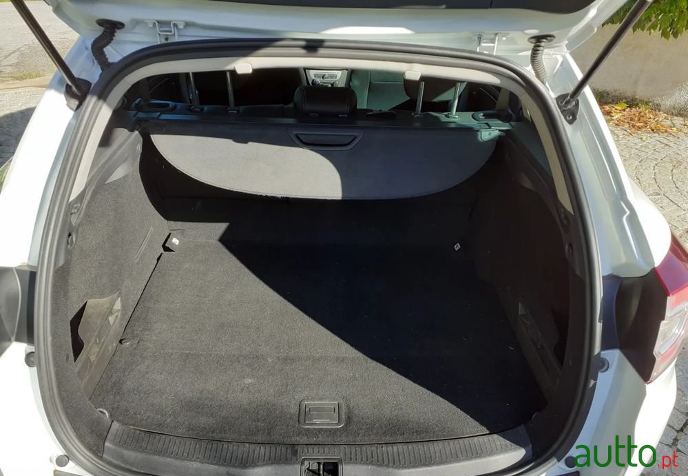 2014' Renault Megane Sport Tourer photo #6