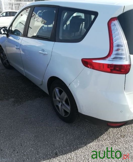 2013' Renault Grand Scenic photo #2