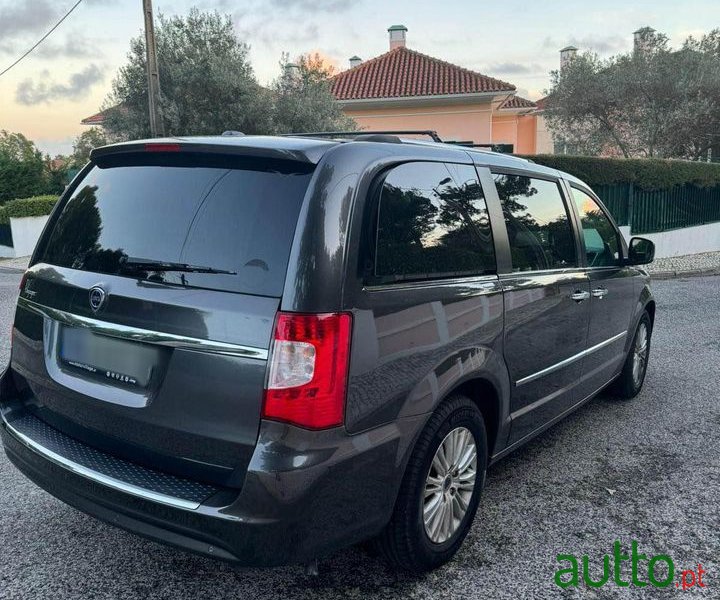 2015' Lancia Voyager photo #4