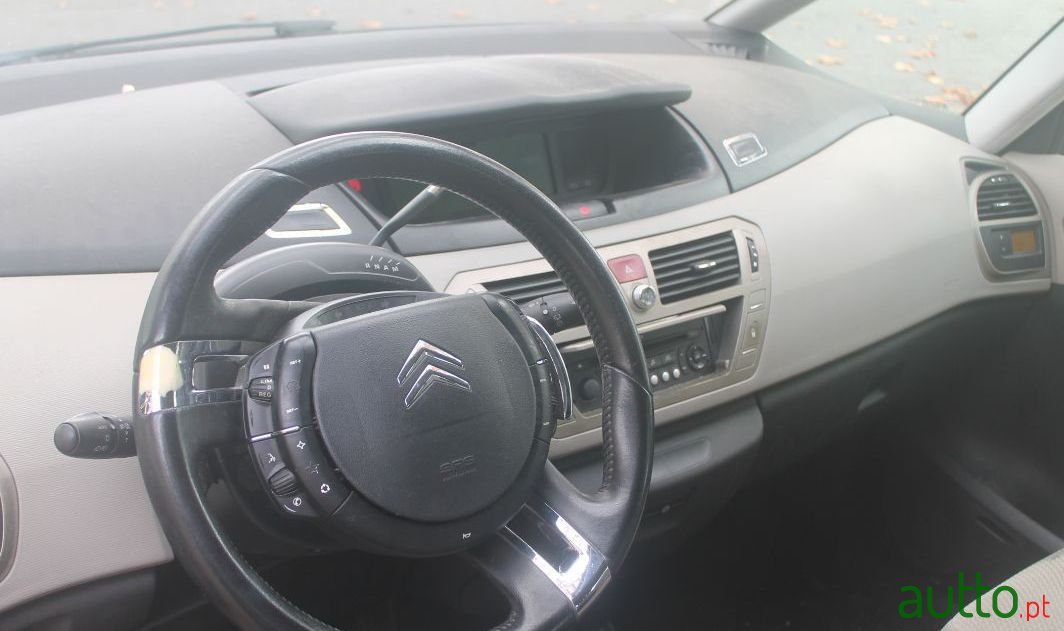 2009' Citroen C4 Grand Picasso photo #3