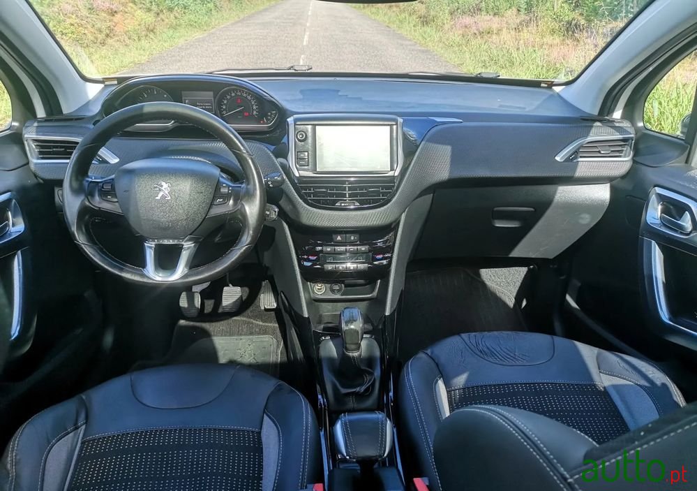 2015' Peugeot 2008 photo #2