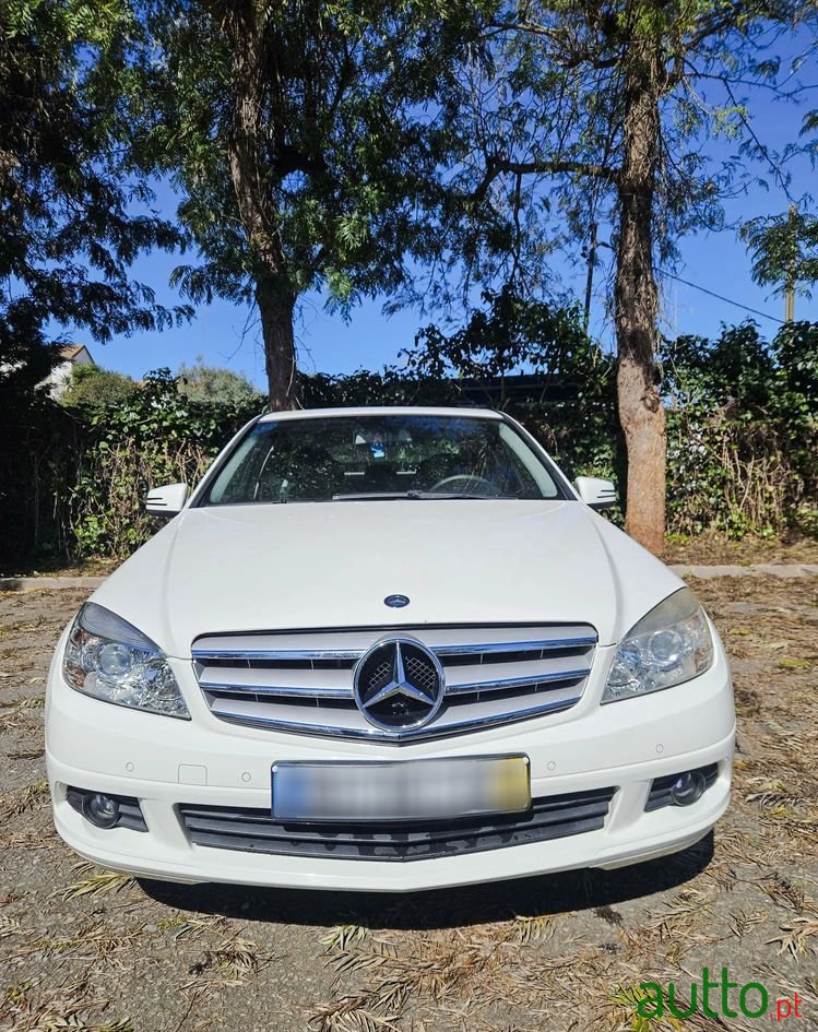 2010' Mercedes-Benz Classe C photo #2