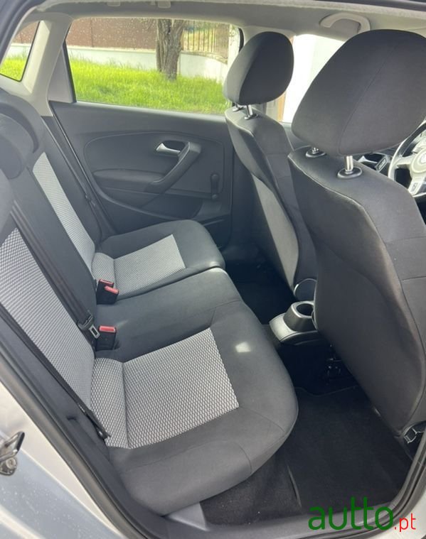 2010' Volkswagen Polo photo #6