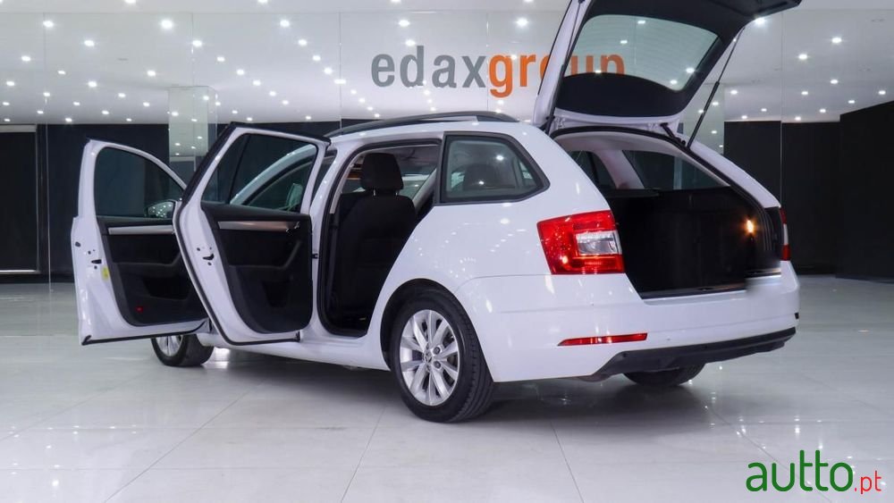 2020' Skoda Octavia Break photo #5