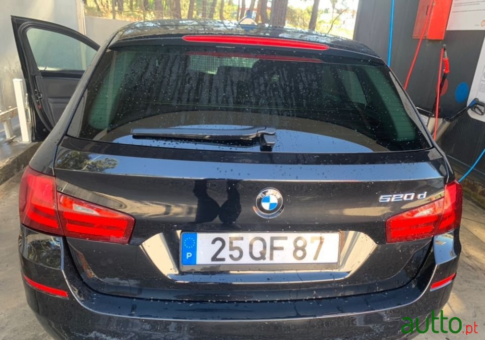 2011' BMW 520 520D photo #2